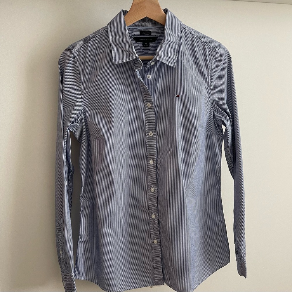 Tommy Hilfiger Women’s Medium Regular Fit Button Up Shirt in blue stripes